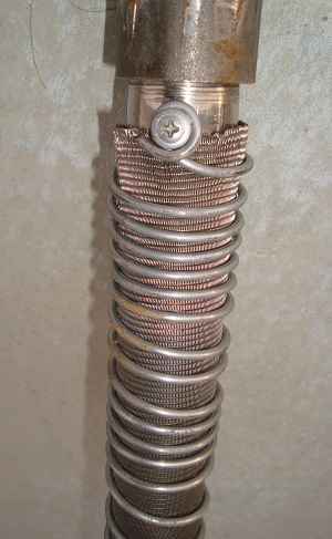 Крепление проволочек на трубу для фильтра для абиссинского колодца.